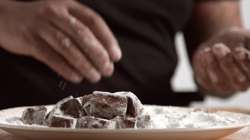Professioneller Chef arbeitet mit Schokolade, isoliert auf weißem Hintergrund