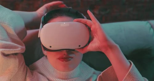 Jovem mulher tirando óculos vr, em seguida, sorrindo de perto