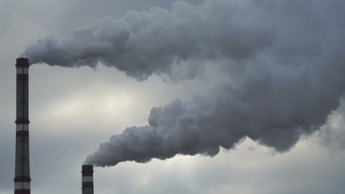 Filmmaterial Industriekamine emittieren giftige Schadstoffe in den Himmel und verschmutzen die Umwelt.
