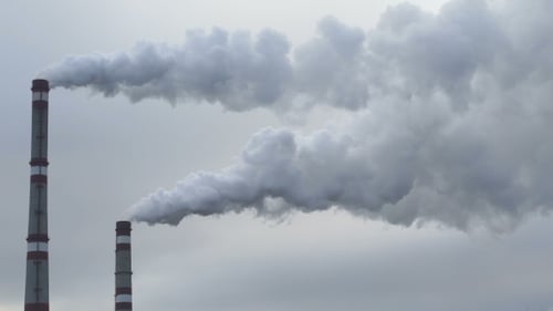 Video: Industrielle Schornsteine emittieren giftige Schadstoffe in den Himmel und verschmutzen die Umwelt