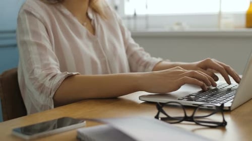 Femme travaillant avec ordinateur portable au bureau de l'agence