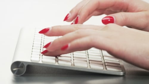 Frau tippt auf einer Tastatur