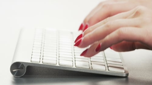 Frau tippt auf einer Tastatur
