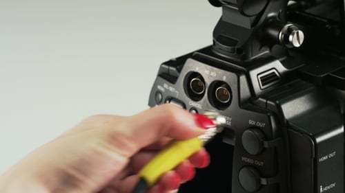 Connecting a Video Camera with a Cable