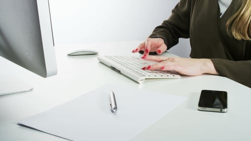 Frau tippt auf einer Tastatur