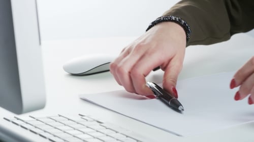 Femme utilisant la souris, taper et dessiner sur un papier