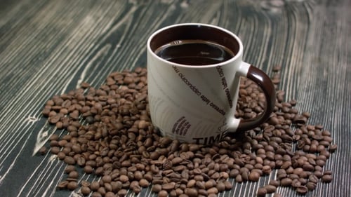Vue de dessus de la tasse à café sur fond de bois avec espace de copie