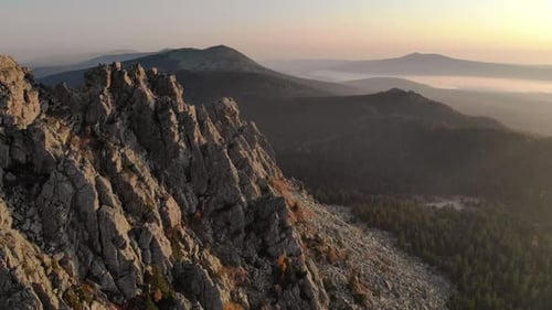 Vista aérea Cinematográfico do Green Wilderness Park na pitoresca costa rochosa e da bela costa das profundezas