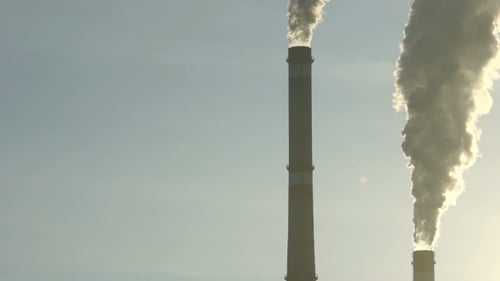 Video: Industrielle Schornsteine emittieren giftige Schadstoffe in den Himmel und verschmutzen die Umwelt