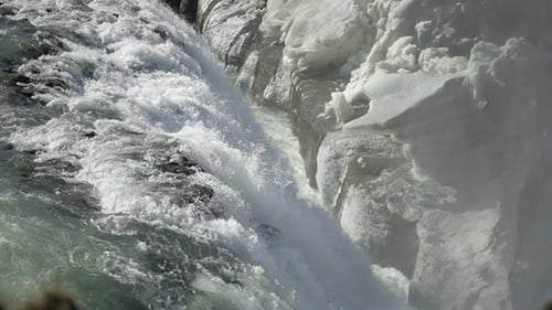 Stromabwärts vom Wasserfall Gullfoss