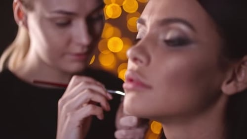 Maquilleur faisant un maquillage fabuleux