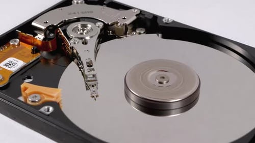 Festplattenlaufwerk innen. Struktur der Festplatte, Spinnplatte. Move Magnetkopf