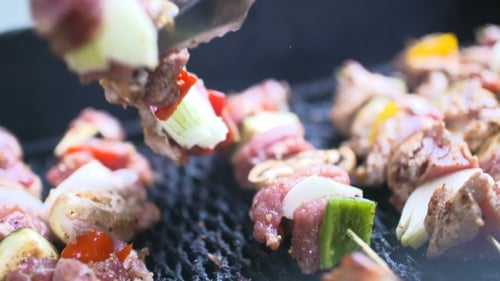 Barbecue avec une délicieuse viande grillée sur le gril Barbecue.