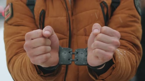 Mains retenues du fugitif suspect masculin