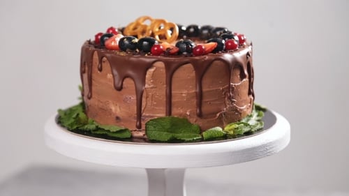 Schokoladenkuchen mit Sommerbeeren