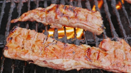 Saftige Stücke von Schweinerippchen, gebraten auf einem Barbecue-Grill