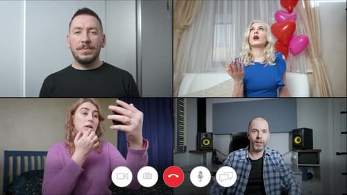 Quatro pessoas estão participando de uma videoconferência on-line