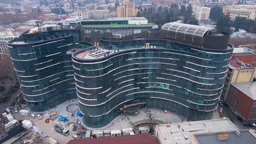 Construcción de edificios modernos de vidrio en el centro de la ciudad