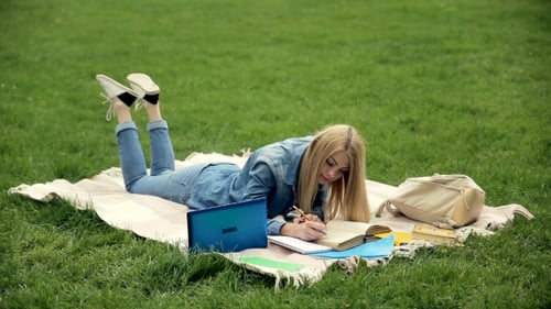 Hübscher Student macht sich im Tutorial Notizen.