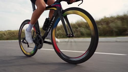 Nahaufnahme von Radfahrer-Beinen beim Treten