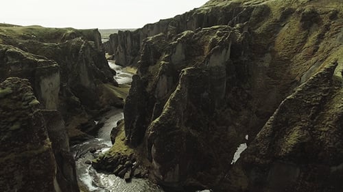 Fjadrargljufur Schlucht mit Felsen