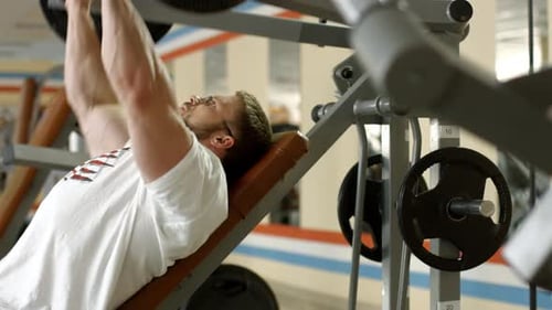 Athlet trainiert im Fitnessstudio.