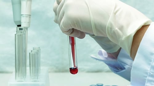 Un technicien de laboratoire scientifique effectue des analyses chimiques