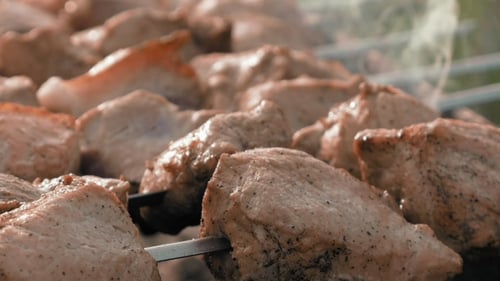 Grillspieße mit Fleisch auf dem Grill kochen
