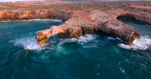 Hermosa orilla del mar con acantilados al atardecer