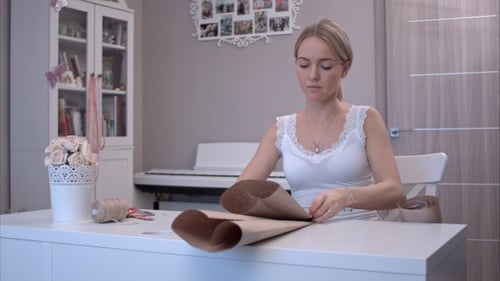 Papel de regalo plegable y corte de mujer joven