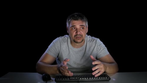 Mann enttäuscht von dem, was er auf dem Monitor sah