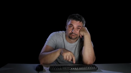 Homem com indiferença toca o dedo no teclado