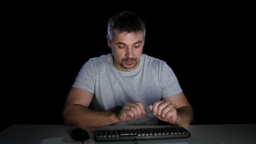 Der Mensch ist besorgt über das, was er im Monitor gesehen hat