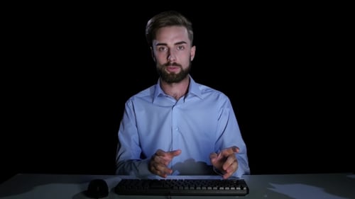 El hombre siente las emociones del desconcierto al comunicarse en Internet