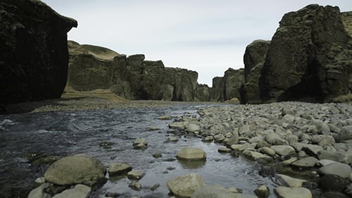 Fluss in der berühmten Fjarrgljfur-Schlucht