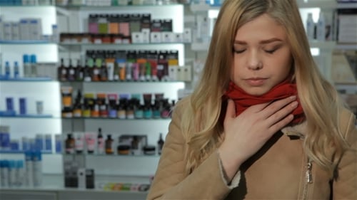 Mujer viene a la farmacia con frío
