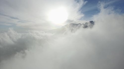 Zumbido aéreo volando por las nubes cielo