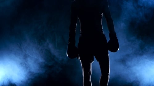 Boxer sort dans la fumée et montre ses muscles