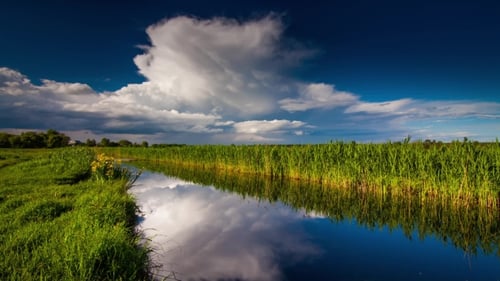 Thundercloud über dem Fluss