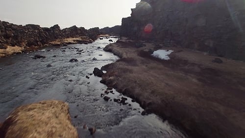 Schlucht-Riss mit einem Fluss in Island