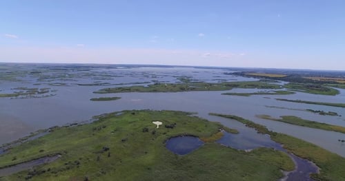 Champ inondé de rivière près d'un petit village. Air de tir