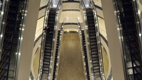 La fille en bas de l'escalator