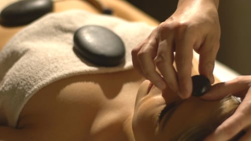 Massage mit heißen Basaltsteinen