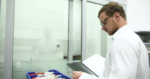 Científico Holding Documentos