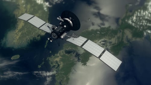 Satellit fliegt über das Japanische Meer