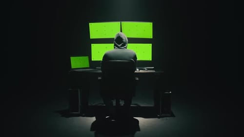 Hacker masculin dans le capot dans Darknet