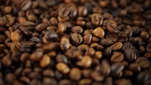 Geröstete Kaffeebohnen fallen herunter