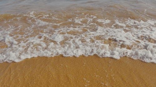Meer, Meer, Wellen über dem Sandstrand
