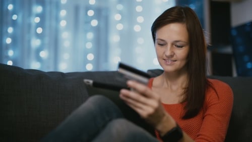 Mujer de compras en línea con una tarjeta de crédito Tablet Pc Aplicación móvil Medium