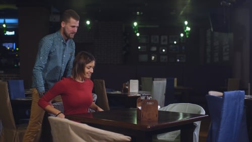 Ein junges Paar kam beim ersten Date ins Restaurant